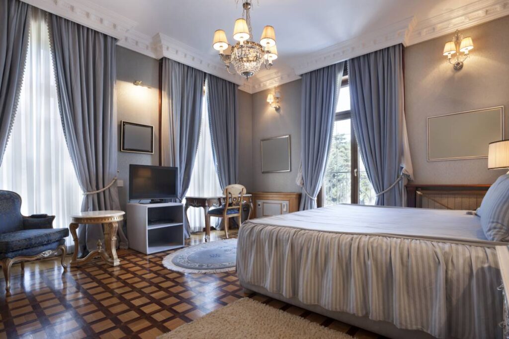 nên chọn rèm phòng ngủ màu gì để dễ ngủ và thư giãn