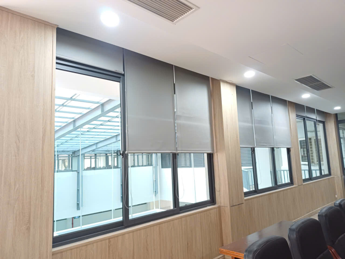 Lắp đặt rèm cuốn vải lưới giúp giữ tầm nhìn bên ngoài