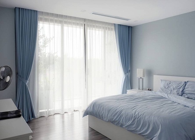 Rèm phòng khách hợp mệnh thủy màu xanh ghi sang trọng cho nhà hiện đại