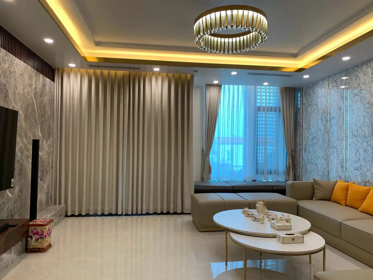 Thiết kế rèm phòng khách giúp không gian thoáng và cân đối hơn
