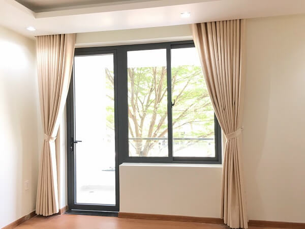 rèm cửa phòng khách màu be tối giản thiết kế hiện đại cho căn hộ cao cấp