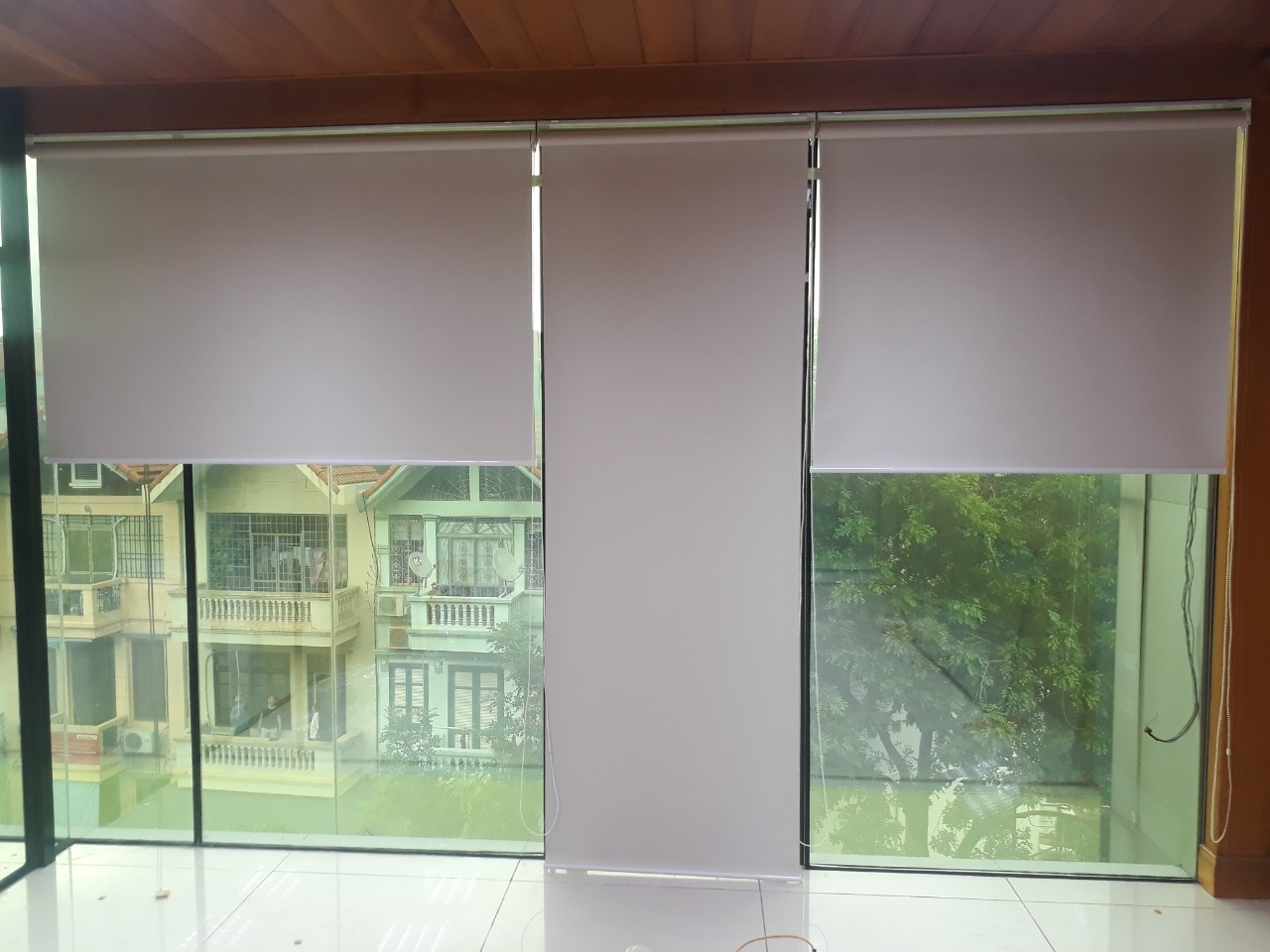 Mẫu rèm cuốn màu trắng chống nắng đẹp cho cửa sổ lớn