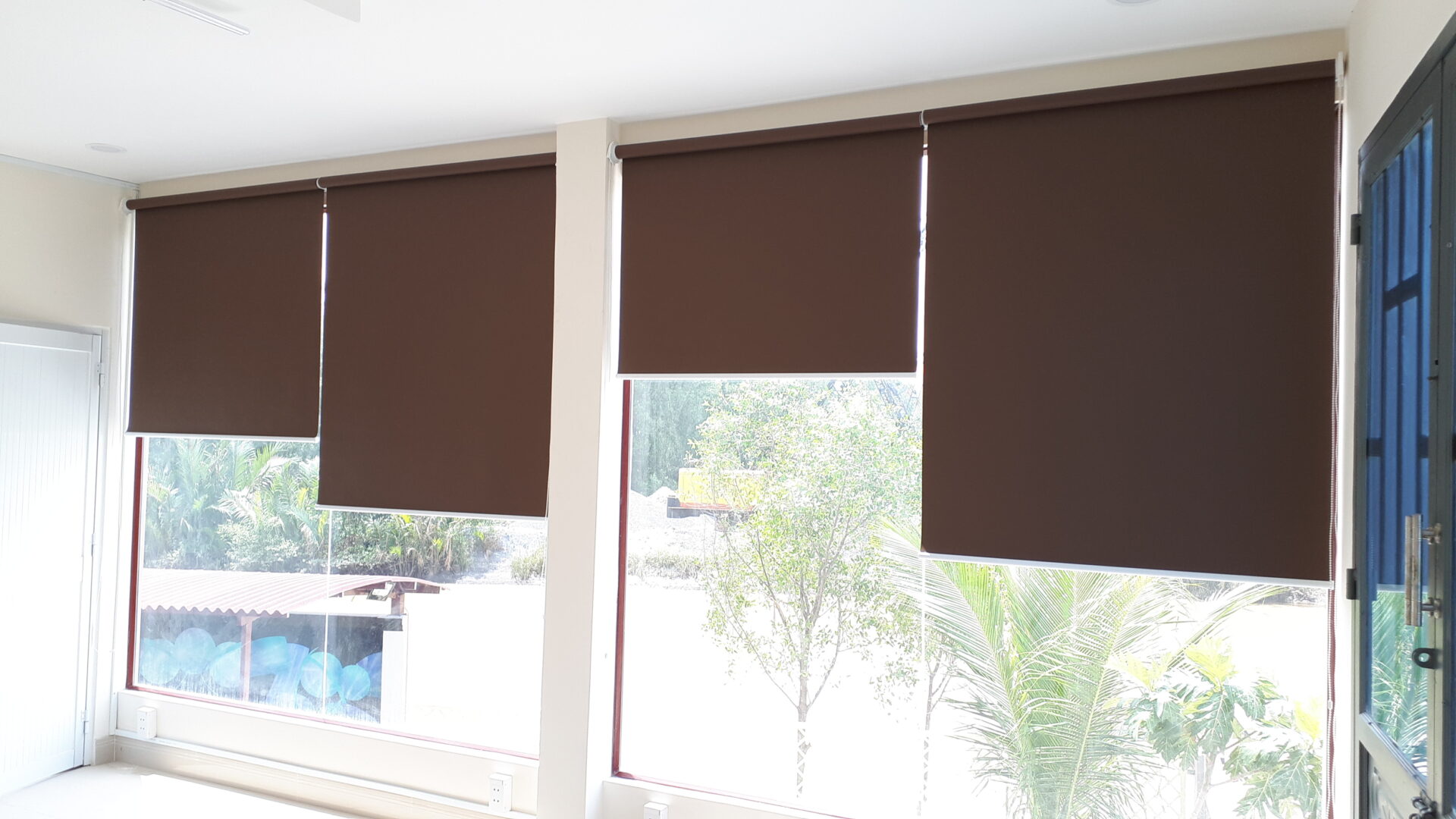 Rèm cuốn màu nâu chống nắng tạo điểm nhấn sang trọng