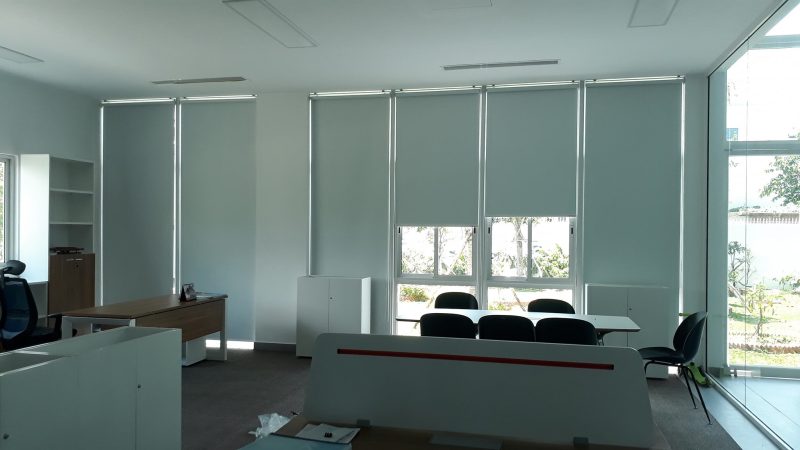 Rèm cuốn văn phòng Bến Cát chống nắng hiệu quả cho văn phòng và nhà xưởng