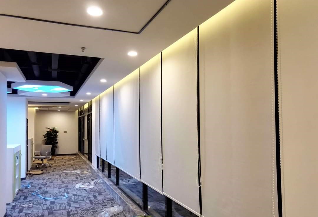 Rèm cuốn văn phòng lắp cho cửa kính lớn hiện đại