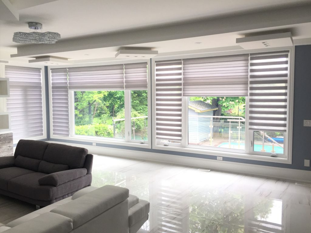So sánh rèm cuốn hay rèm cầu vồng về thiết kế và điều chỉnh ánh sáng