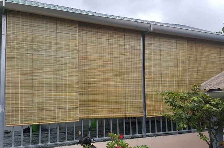 Thi công màn sáo cuốn ngoài trời giúp giảm nhiệt không gian