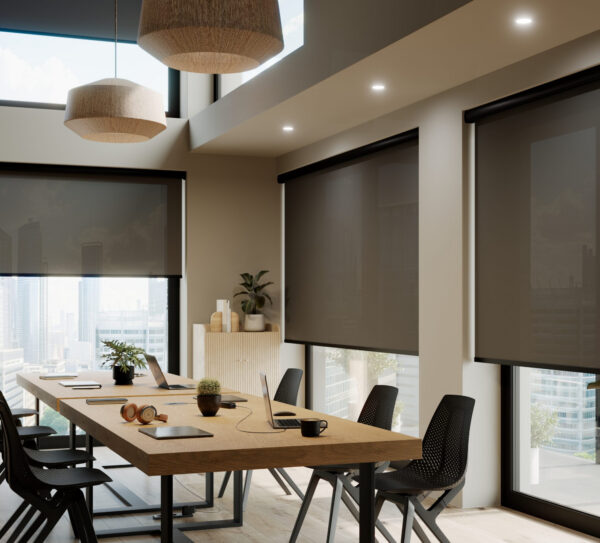 Đo kích thước thực tế để làm rèm cuốn vừa khung cửa văn phòng