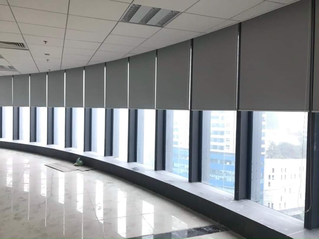 Lắp rèm cuốn khổ lớn cho văn phòng hiện đại