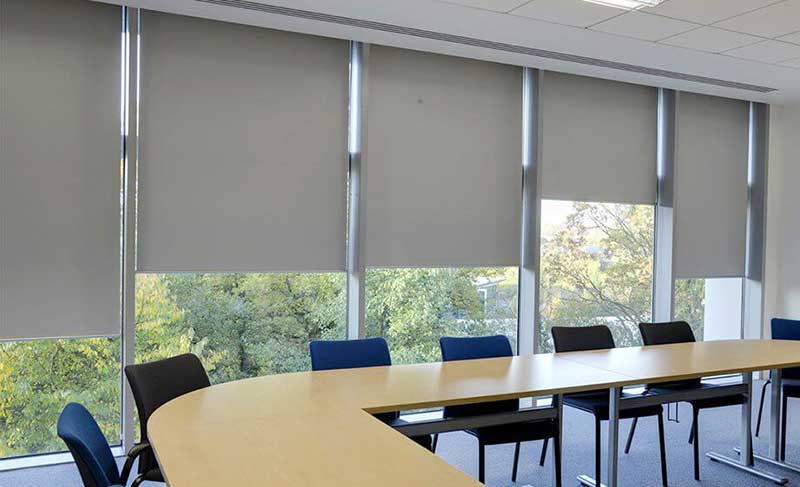 Rèm cuốn cửa kính khổ rộng văn phòng