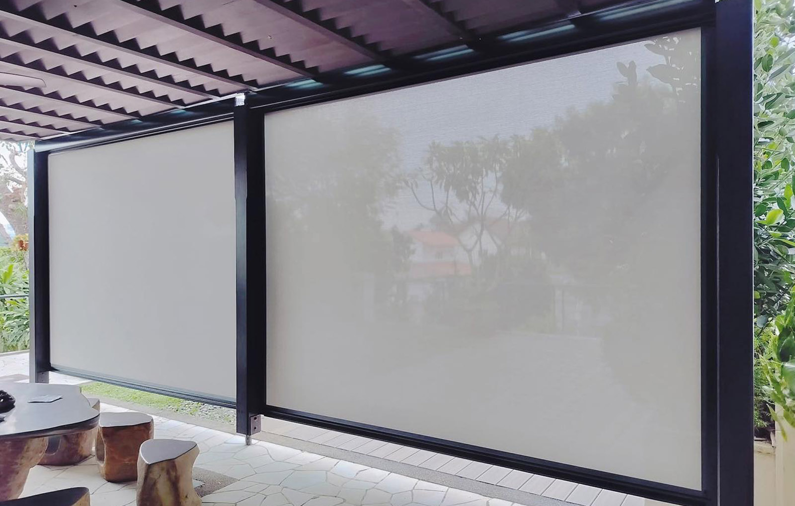hệ thống rèm che nắng mưa ngoài trời thiết kế tiện lợi và bền đẹp