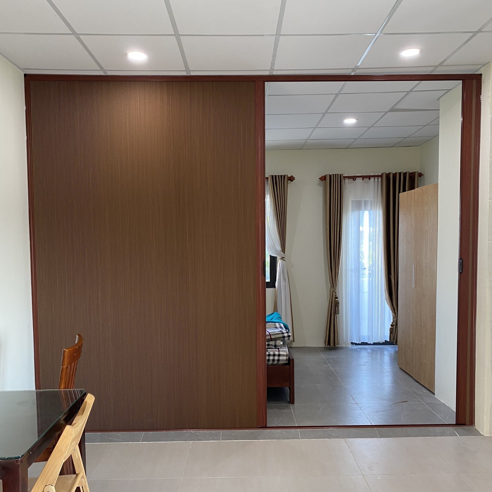thiết kế rèm ngăn phòng khách và bếp tiện dụng