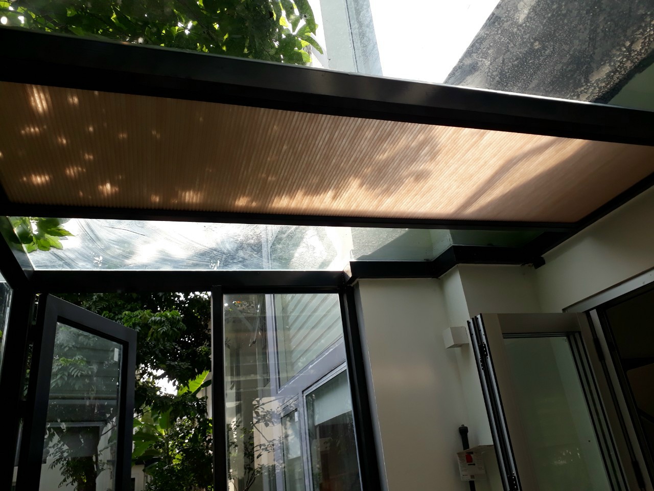 Hệ thống rèm mái kính tự động được thi công hoàn thiện