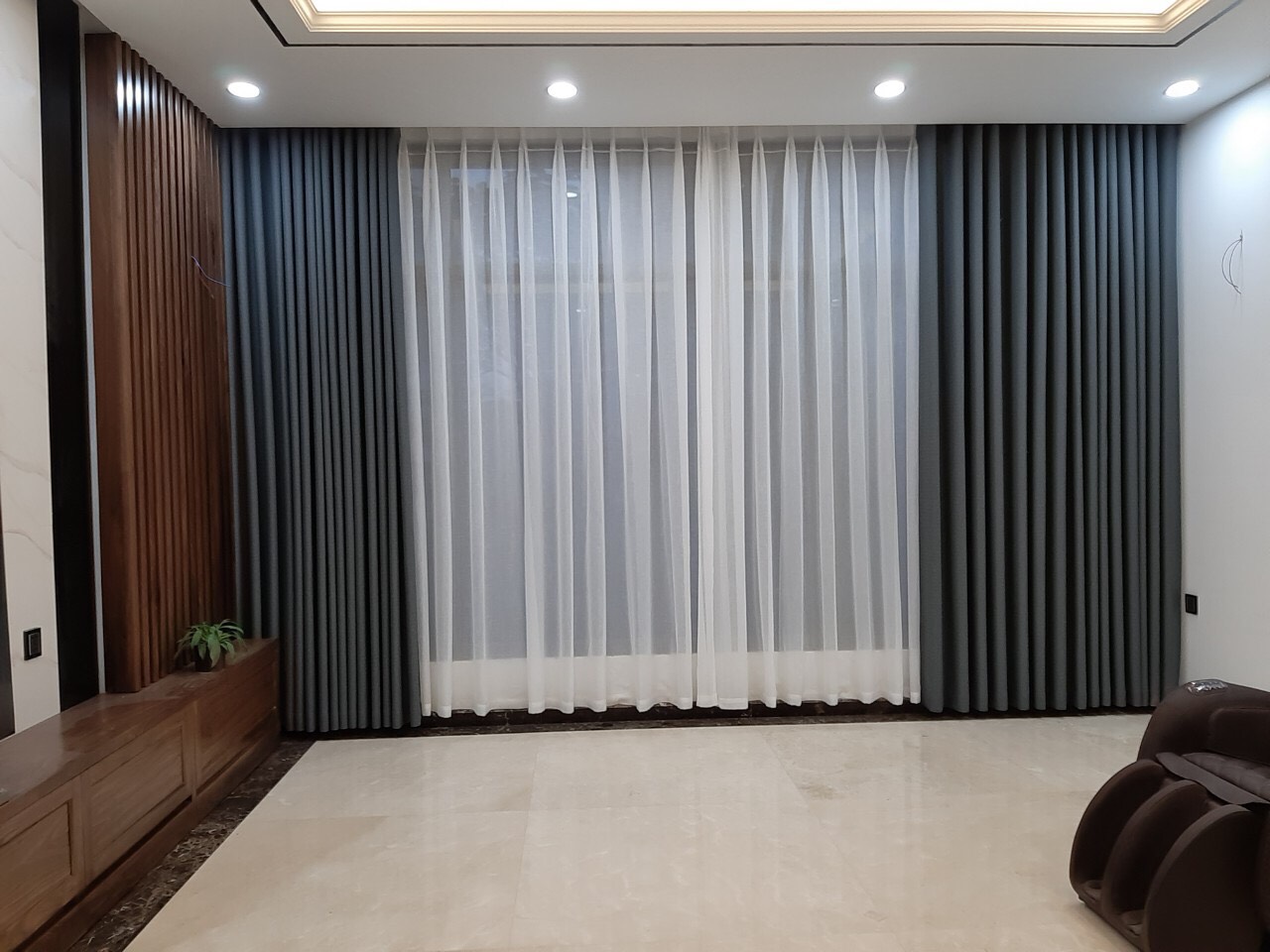 Mẫu rèm điện lắp đặt cho cửa kính rộng trong phòng khách