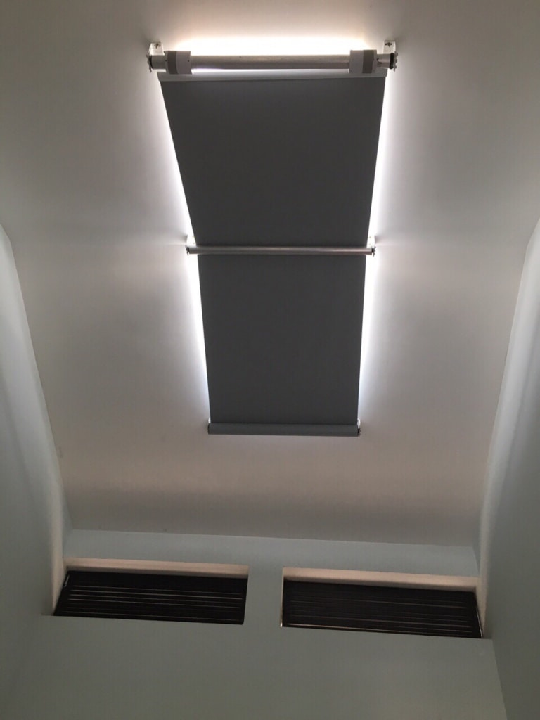Rèm giếng trời tự động Quận 12 lắp đặt cho nhà phố giúp hạn chế nắng nóng từ mái kính
