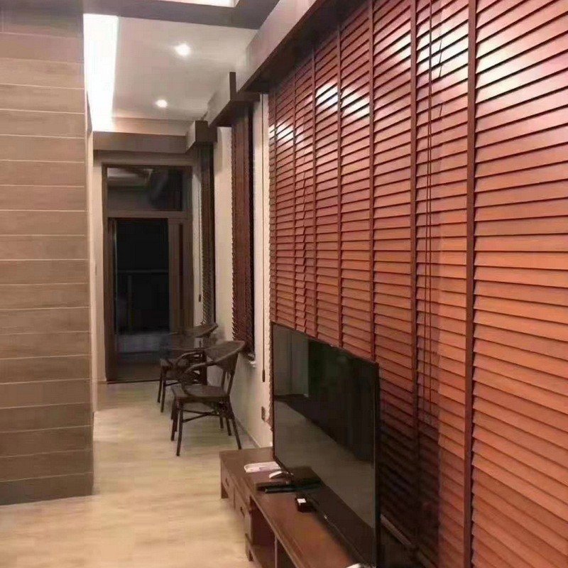 Rèm sáo gỗ tự động điều chỉnh ánh sáng phòng khách