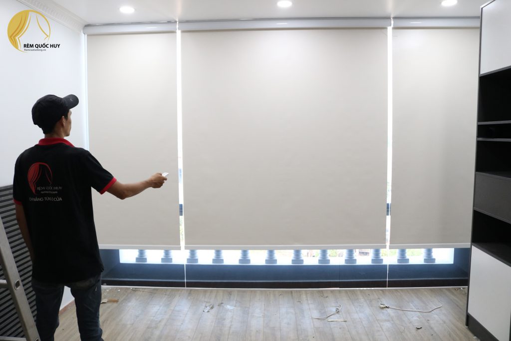 Rèm tự động phòng họp hiện đại phù hợp với phòng họp trực tuyến và thuyết trình