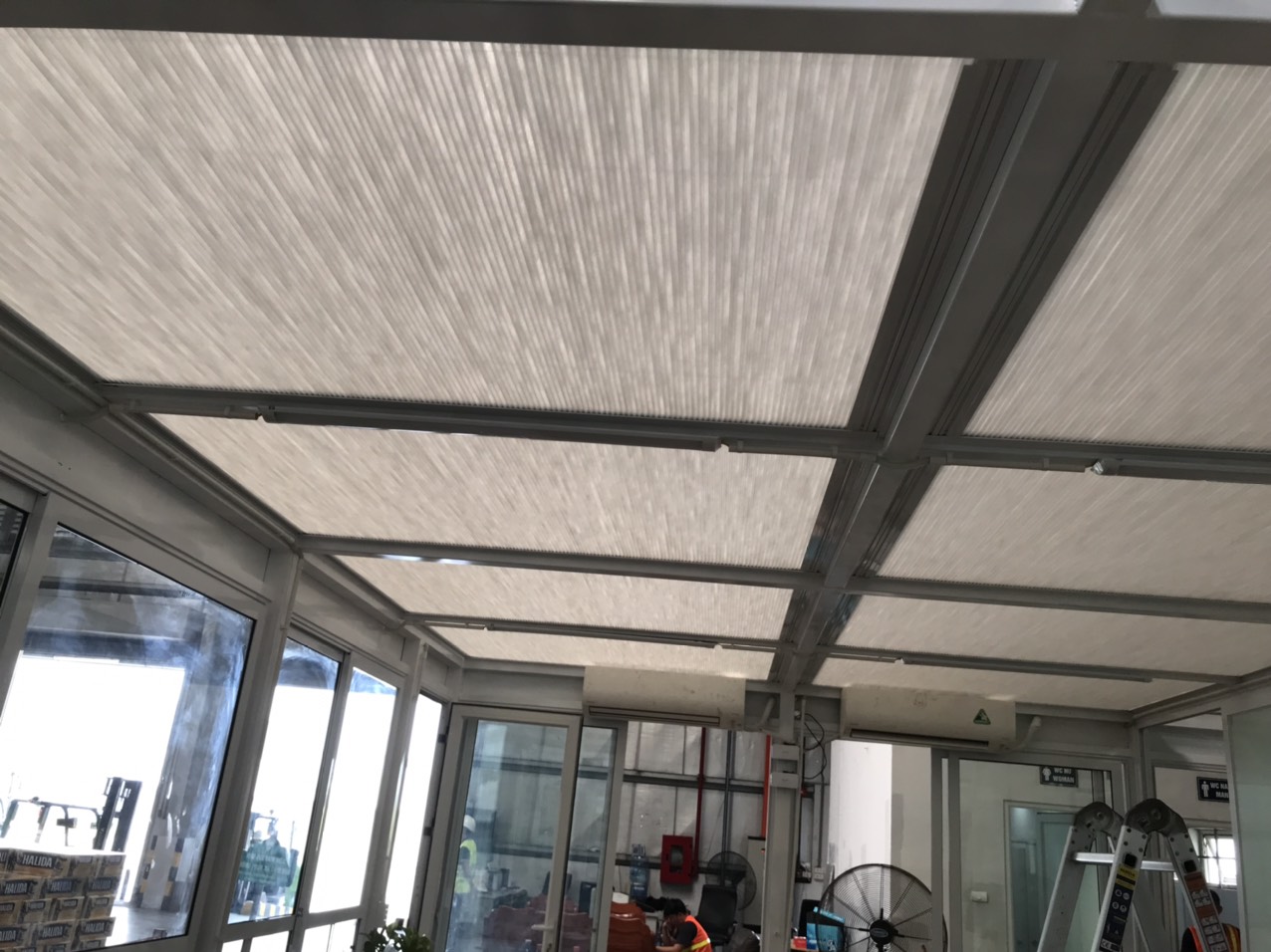 rèm giếng trời hẹn giờ kiểm soát ánh sáng mái kính